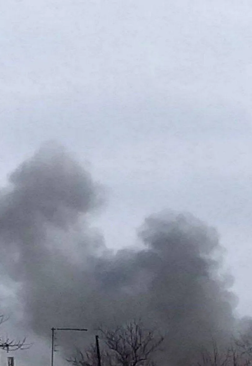 ’’Росіяни знову курять’’: в окупованій Каховці сталася ’’бавовна’’, валить чорний дим. Відео dqxikeidqxiqxxant