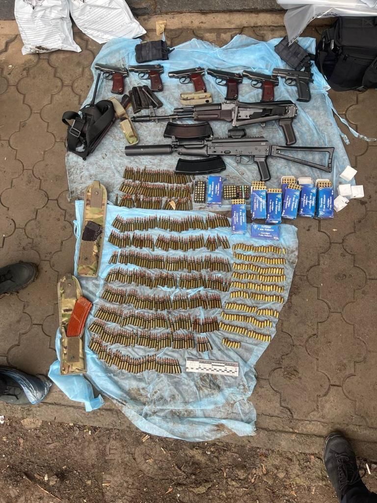 Франшиза на наркотики і годинник від путіна: подробиці спецоперації щодо затримання двадцятівських 07