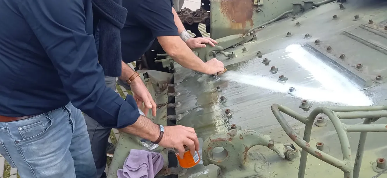 У Нідерландах на підбитому танку РФ невідомі намалювали символ Z: справою зайнялася поліція. Фото dqxikeidqxiqqeant