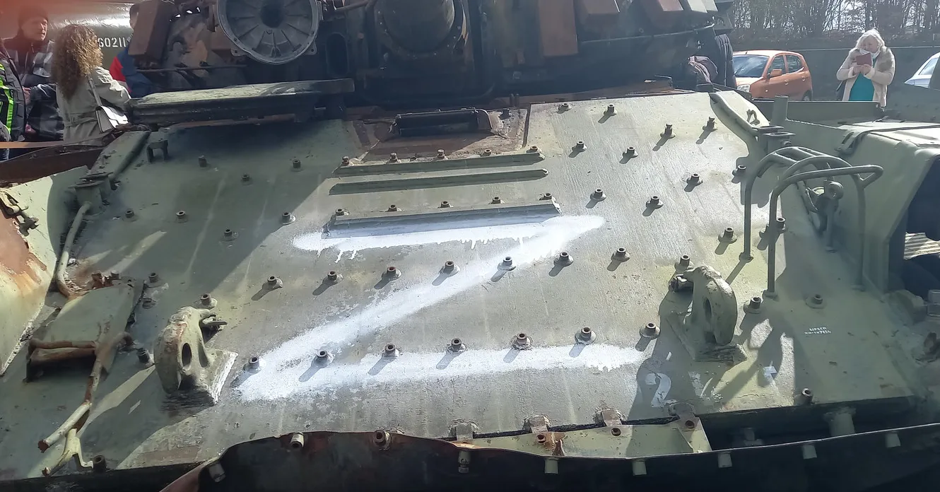 У Нідерландах на підбитому танку РФ невідомі намалювали символ Z: справою зайнялася поліція. Фото