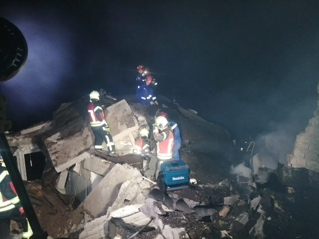 На Київщині внаслідок ворожої атаки зазнали руйнувань гуртожитку: є загиблі, під завалами можуть залишатися люди. Фото dqxikeidqxiqxxant