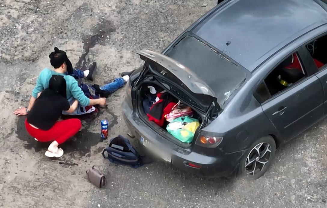 Валерія намагається надати допомогу пораненому чоловікові dqxikeidqxitkant