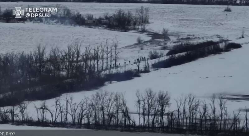 Українські прикордонники показали відео ’’демілітаризації’’ групи окупантів на Луганщині: вцілілі накивали п’ятами dqxikeidqxiqqeant