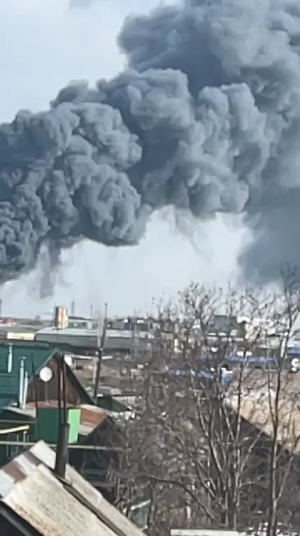 У Свердловській області РФ спалахнула потужна пожежа в науково-виробничому комплексі: валить чорний дим. Відео