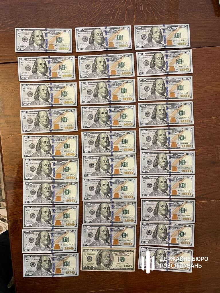 Викрито схему виїзду за кордон військовозобов’язаних, затримано правоохоронця і співробітника військкомату в Чернівцях, - ДБР 01 dqxikeidqxitkant