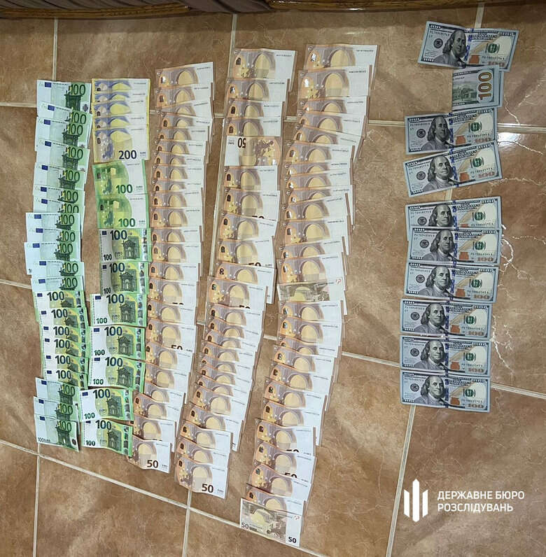 Викрито схему виїзду за кордон військовозобов’язаних, затримано правоохоронця і співробітника військкомату в Чернівцях, - ДБР 03