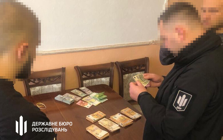 Викрито схему виїзду за кордон військовозобов’язаних, затримано правоохоронця і співробітника військкомату в Чернівцях, - ДБР 04