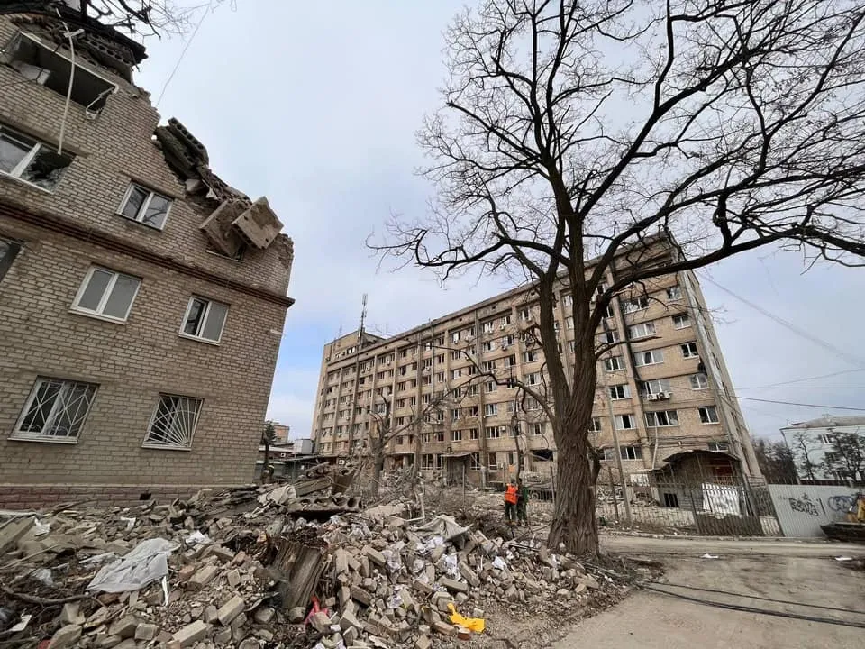 Війська РФ вдарили ракетами по центру Краматорська. Фото руйнувань dqxikeidqxiqqeant