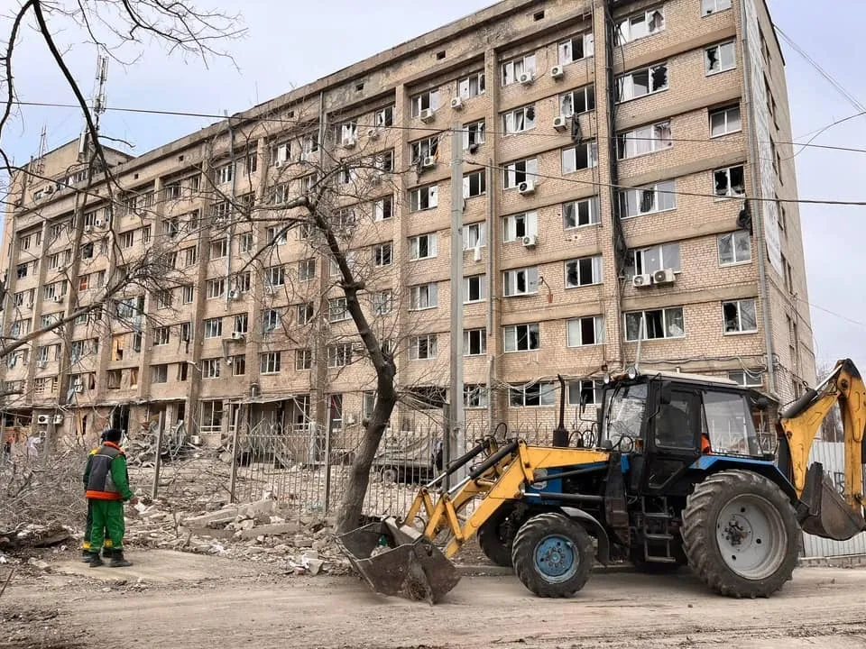 Війська РФ вдарили ракетами по центру Краматорська. Фото руйнувань