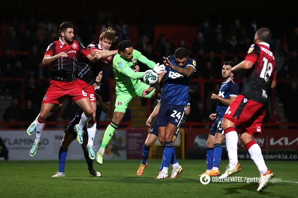 На вратаря английского клуба упали ворота во время матча на тренировке. Видео