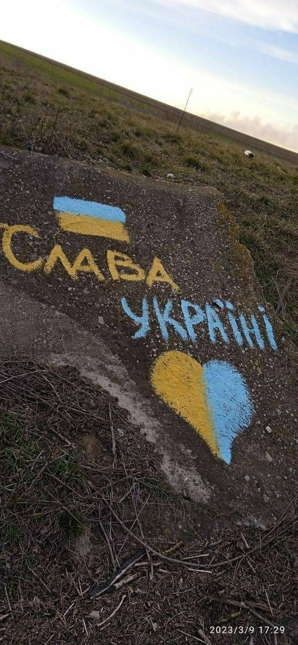 ’’Смерть врагам! ВСУ рядом: на оккупированной Херсонщине партизаны сделали предупреждение захватчикам. Фото