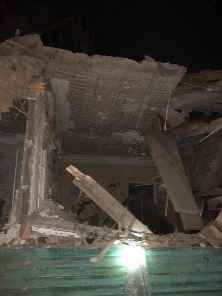 Окупанти завдали авіаудару по Білопіллі на Сумщині, спалахнула пожежа: постраждала людина. Фото