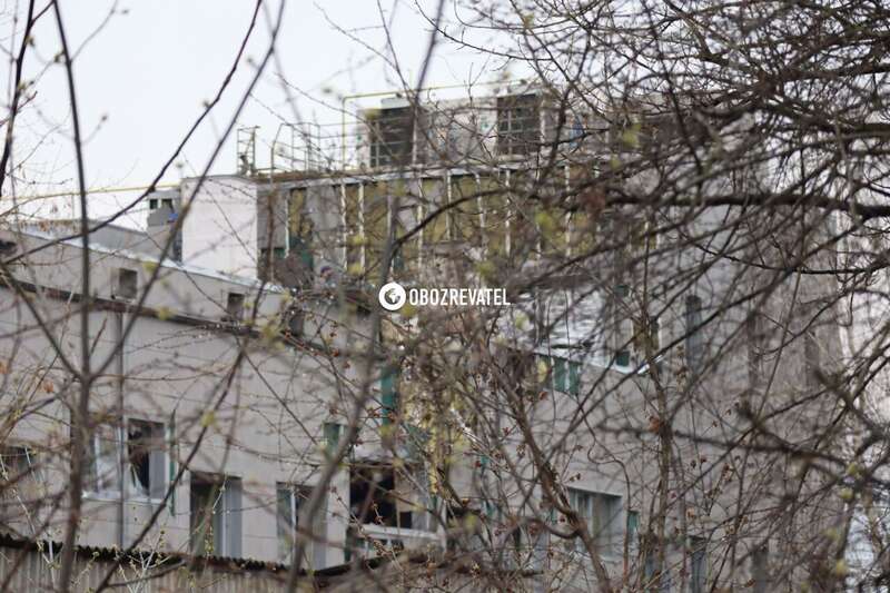 Нічна атака дронами у Києві: працівники магазину, де стався вибух, почали розбирати завали. Фото