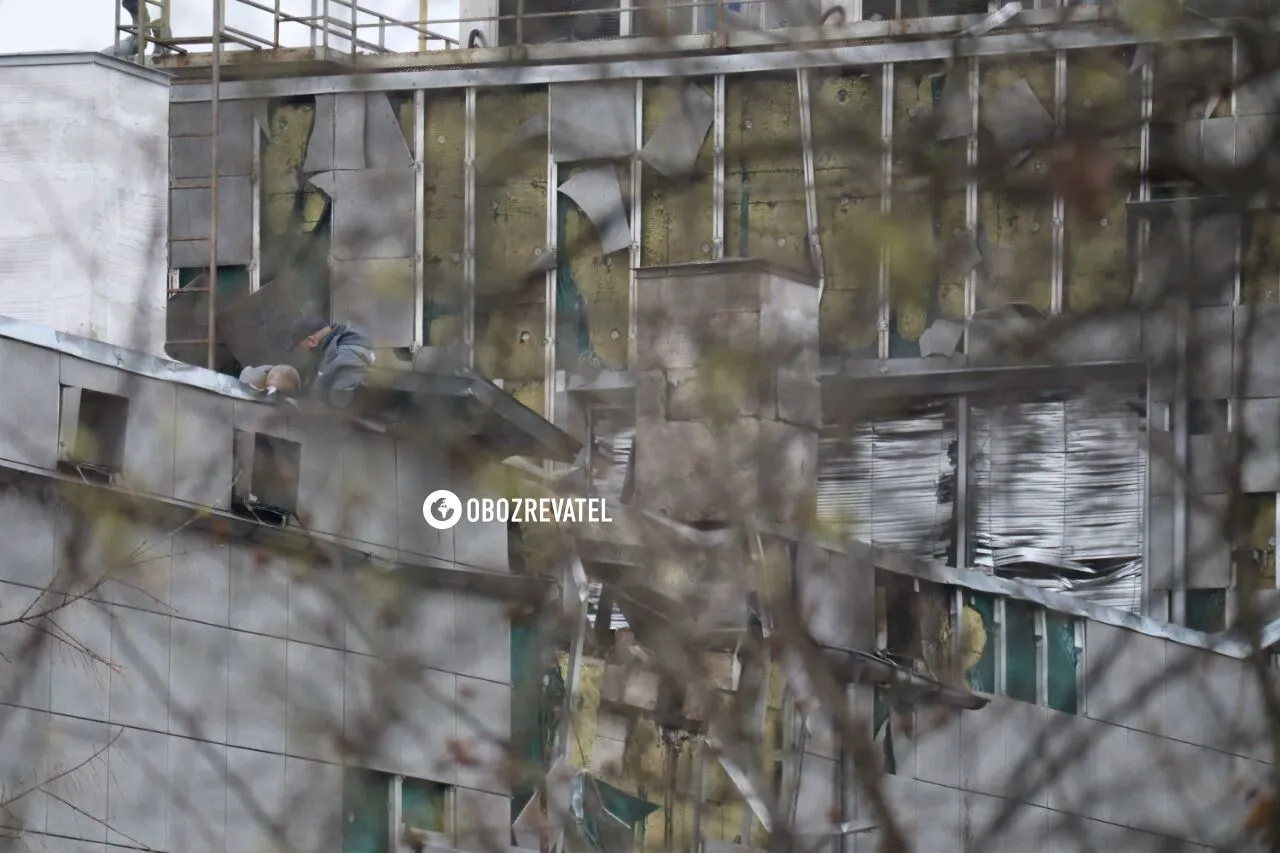 Нічна атака дронами у Києві: працівники магазину, де стався вибух, почали розбирати завали. Фото