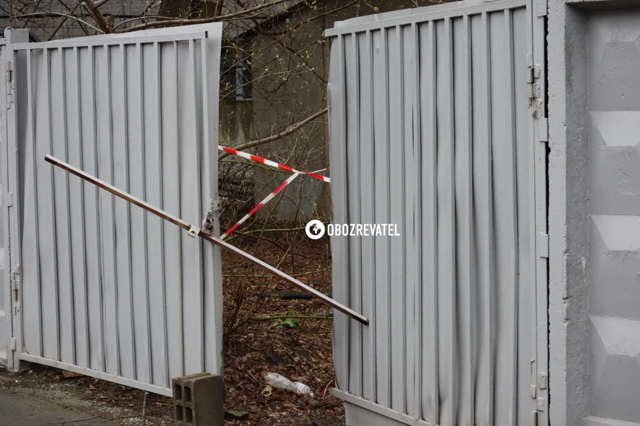 Нічна атака дронами у Києві: працівники магазину, де стався вибух, почали розбирати завали. Фото