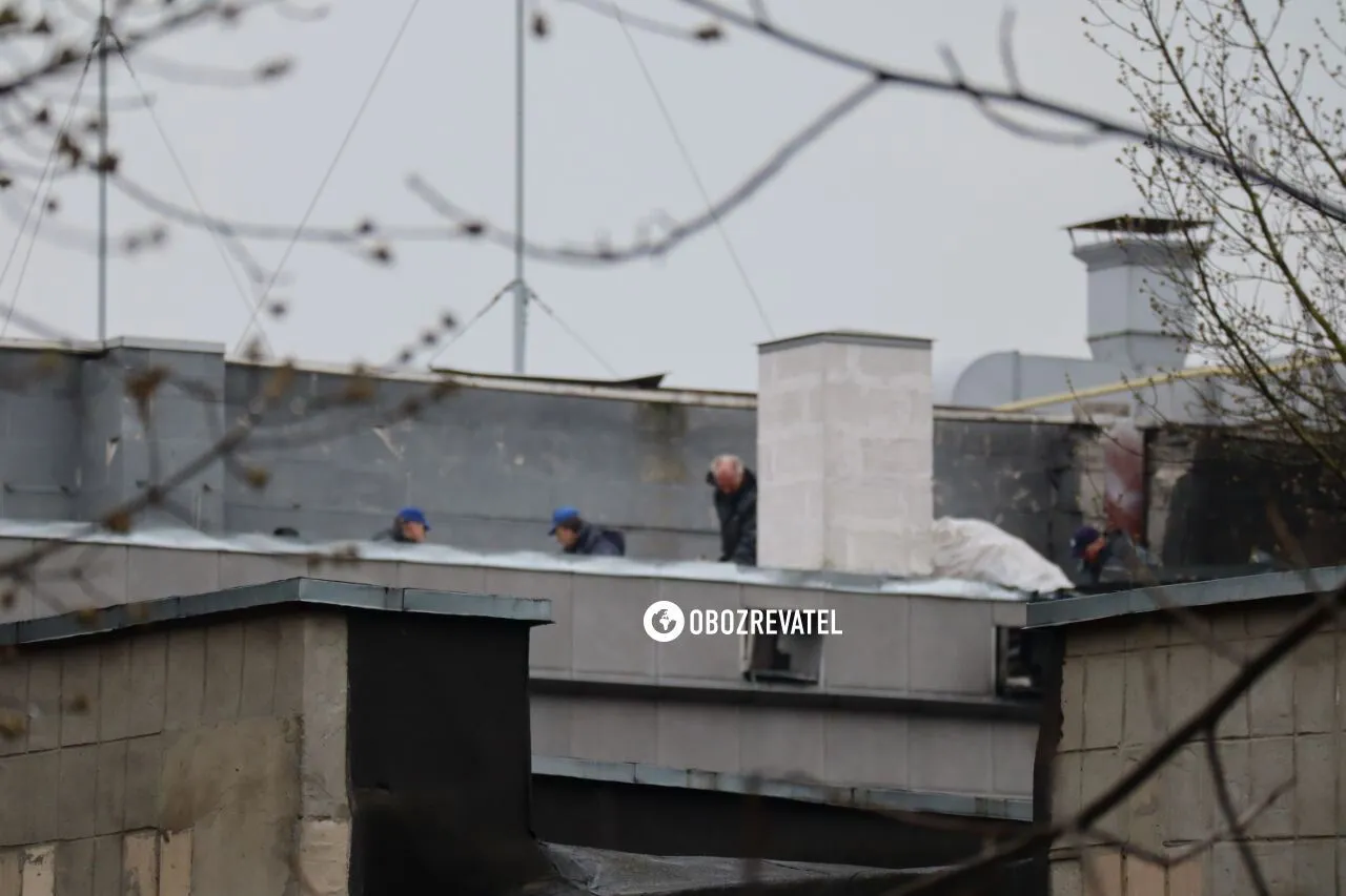 Нічна атака дронами у Києві: працівники магазину, де стався вибух, почали розбирати завали. Фото dqxikeidqxitkant