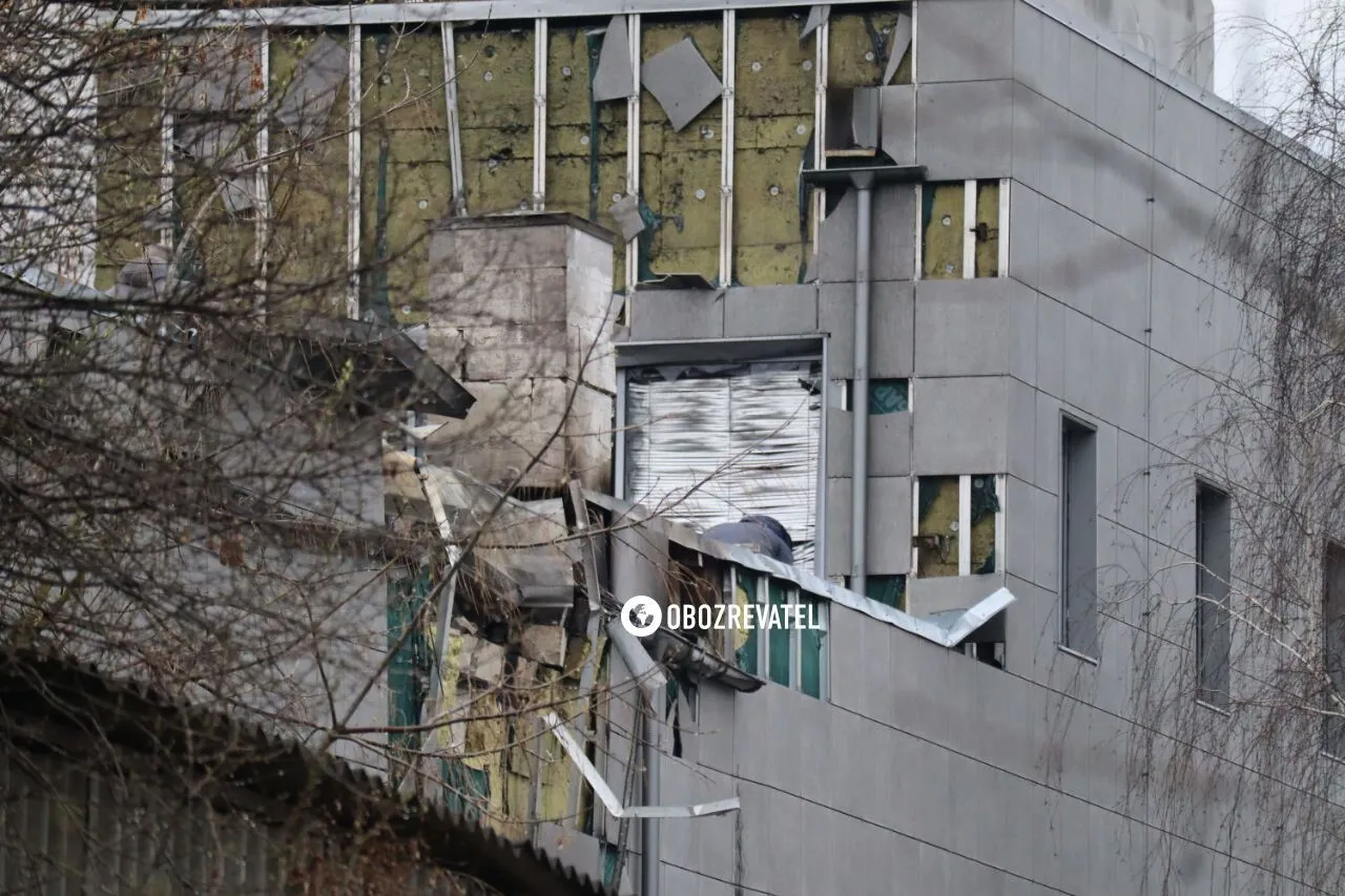Нічна атака дронами у Києві: працівники магазину, де стався вибух, почали розбирати завали. Фото