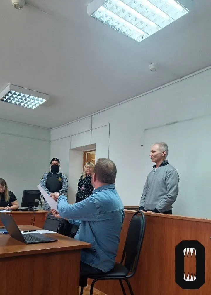 У Росії батька дівчинки, яка намалювала антивоєнний малюнок, засудили до двох років колонії dqxikeidqxiqqeant