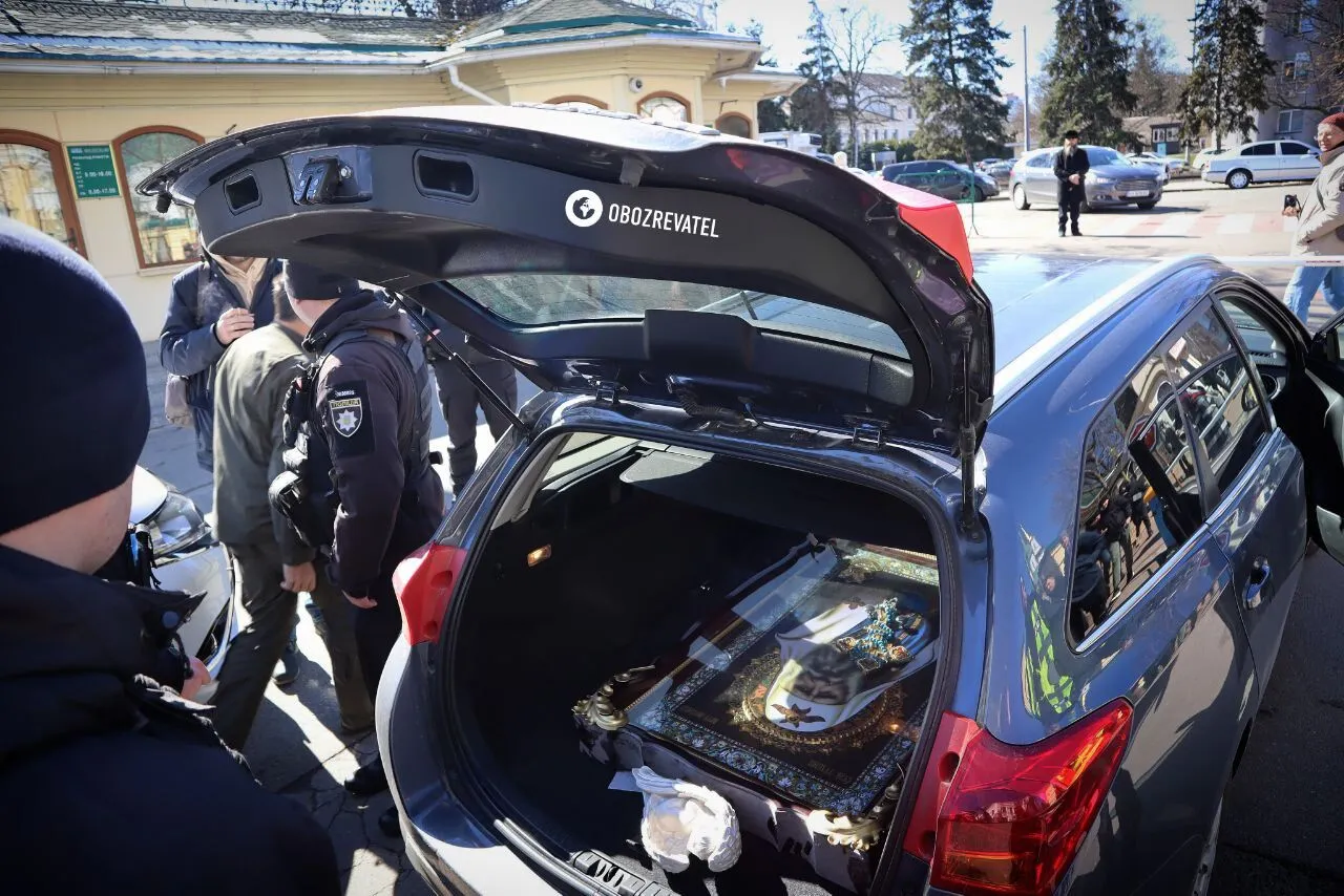 С территории Киево-Печерской лавры пытались вывезти икону, машину развернули назад. Фото dqxikeidqxiqxxant