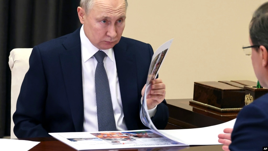 Подчиненные Путина склонны к повышенному оптимизму в отчетности и занижению рисков во избежание критики и наказаний, – отчет RUSI. Фото: президент РФ с губернатором Самарской области Дмитрием Азаровым, 28 марта, 2023 г. dqxikeidqxitkant