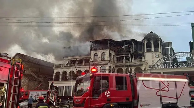 Люди выпрыгивали из охваченной огнем гостиницы: в центре Тбилиси вспыхнул масштабный пожар. Видео