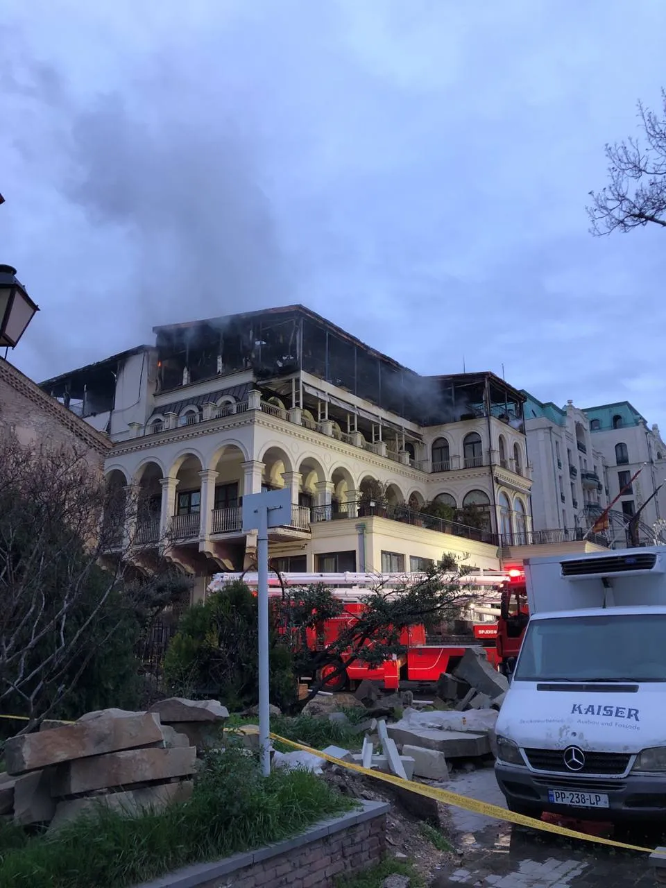 Люди выпрыгивали из охваченной огнем гостиницы: в центре Тбилиси вспыхнул масштабный пожар. Видео