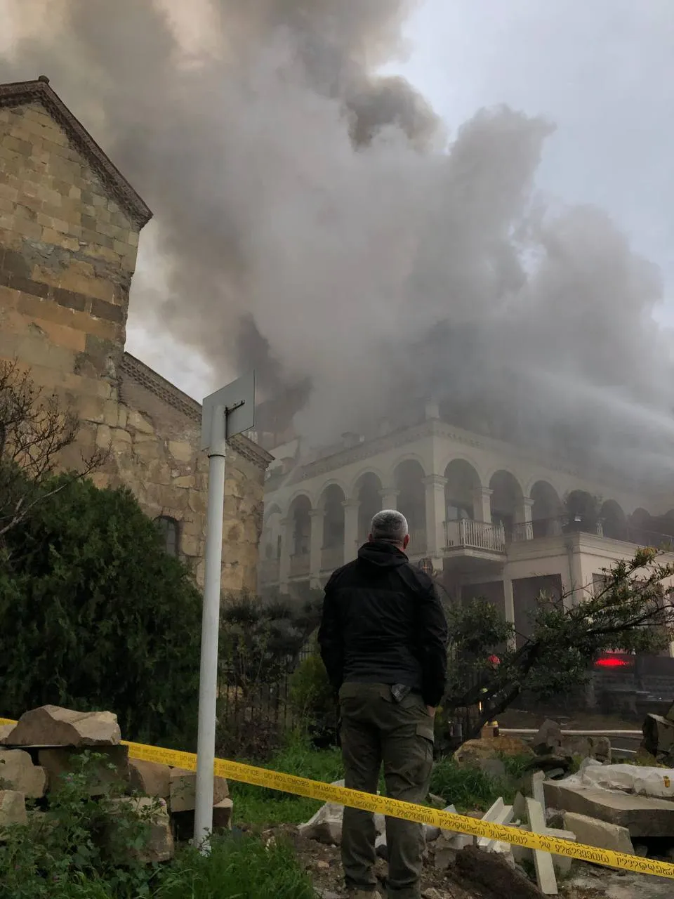 Люди вистрибували з охопленого вогнем готелю: у центрі Тбілісі спалахнула масштабна пожежа. Відео