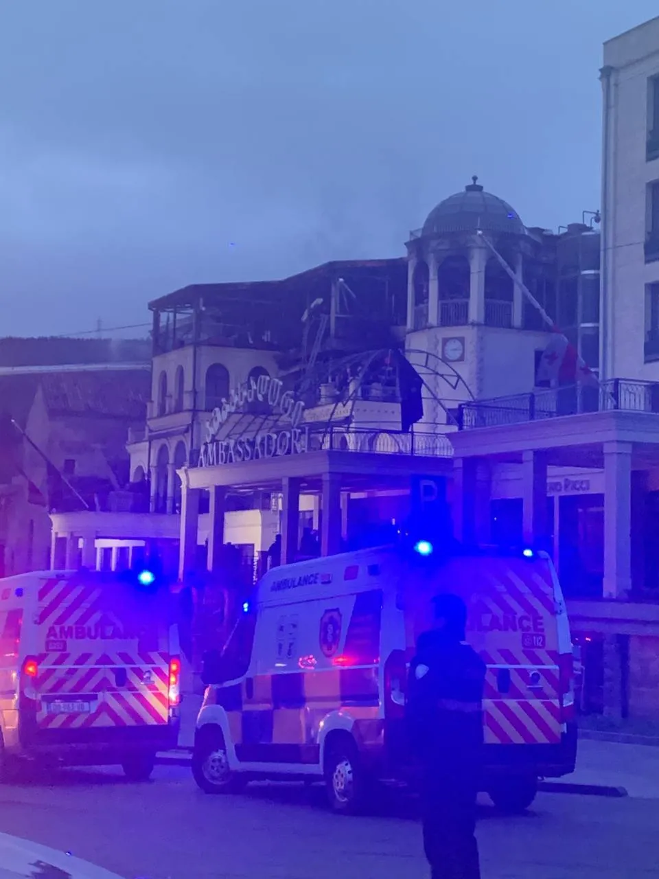 Люди вистрибували з охопленого вогнем готелю: у центрі Тбілісі спалахнула масштабна пожежа. Відео