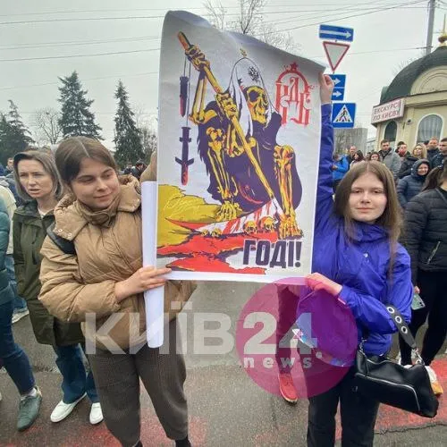 Під Києво-Печерською лаврою продовжились мітинги проти УПЦ МП. Фото і відео dqxikeidqxiqqeant