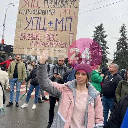 Під Києво-Печерською лаврою продовжились мітинги проти УПЦ МП. Фото і відео