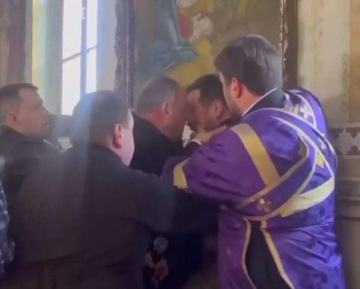 Побиття військового у церкві Хмельницького: мер вимагає заборонити УПЦ, біля храму збираються люди Избиение военного в церкви Хмельницкого: мэр требует запретить УПЦ, возле храма собираются люди dqxikeidqxitkant