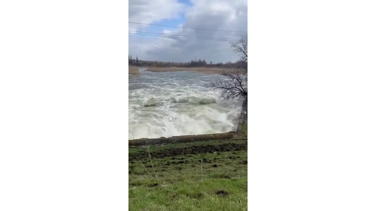 У Краматорську прорвало дамбу одного з водоймищ, підтопило будинки. Відео dqxikeidqxiqqeant