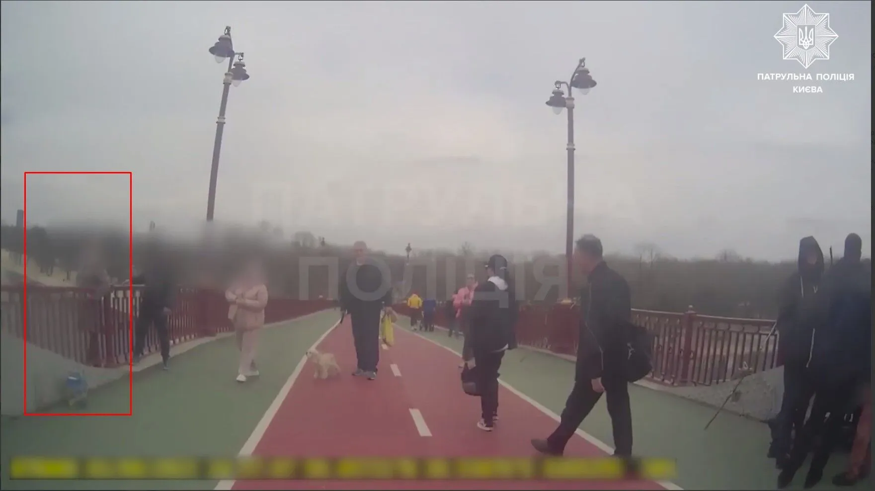 У Києві патрульні врятували жінку, яка хотіла стрибнути з пішохідного мосту. Відео dqxikeidqxitkant