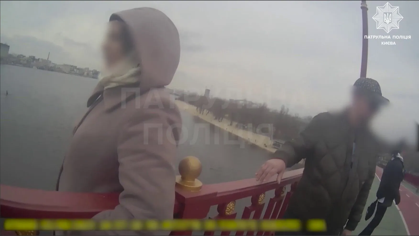 У Києві патрульні врятували жінку, яка хотіла стрибнути з пішохідного мосту. Відео