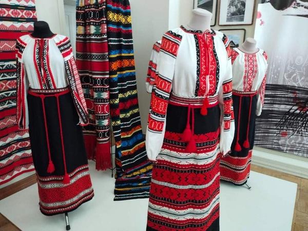 Примеры обуховичского ткачества. Фото: Киевский облсовет