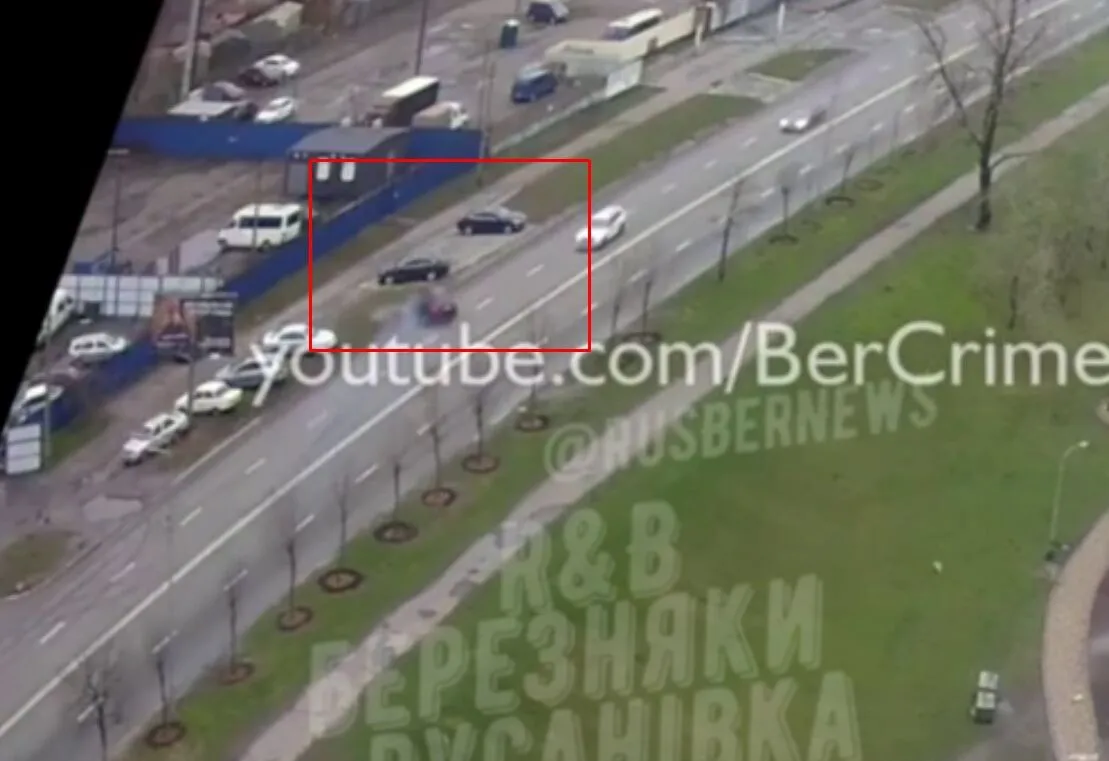 У Києві легковик ’’вилетів’’ на зустрічну смугу, протаранив дві машини і перекинувся. Момент ДТП потрапив на відео dqxikeidqxiqxxant