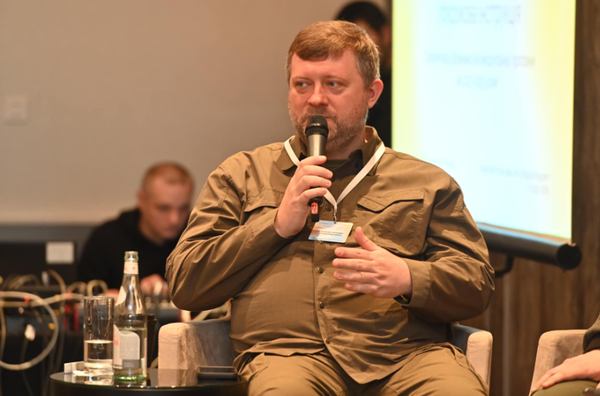 Перший віцеспікер Олександр Корнієнко був присутній на презентації Антикорпрограми, але поставив підпис під 26 сторінками правок, що можуть загальмувати її виконання