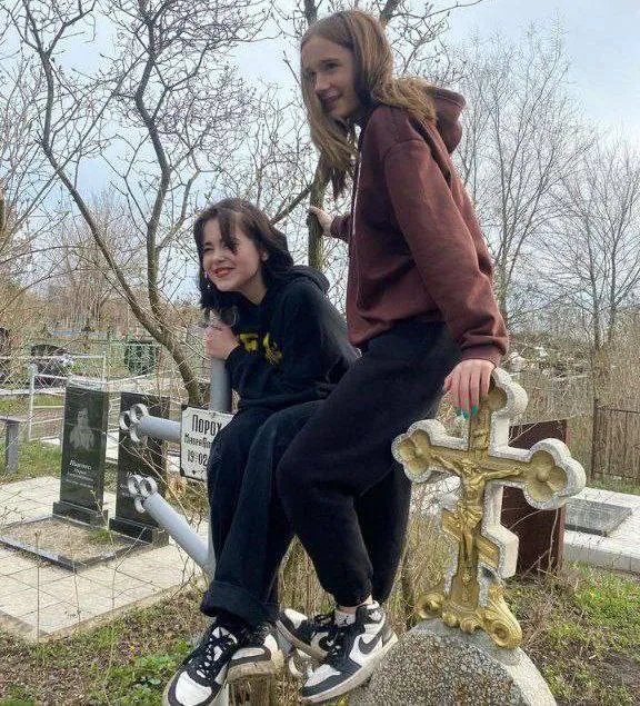 В Днепре подростки устроили циничную фотосессию на кладбище и поплатились: пришлось извиняться. Видео dqxikeidqxiqqeant