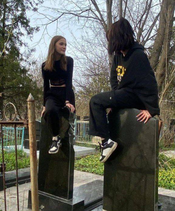 У Дніпрі підлітки влаштували цинічну фотосесію на цвинтарі та поплатилися: довелося вибачатися. Відео