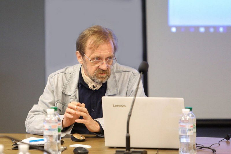 «Наши люди очень романтичны. Они мечтают: «От россиян выгоним, и в Крыму скоро будет возрождаться туризм». До этого всего еще очень далеко», – утверждает Андрей Клименко.