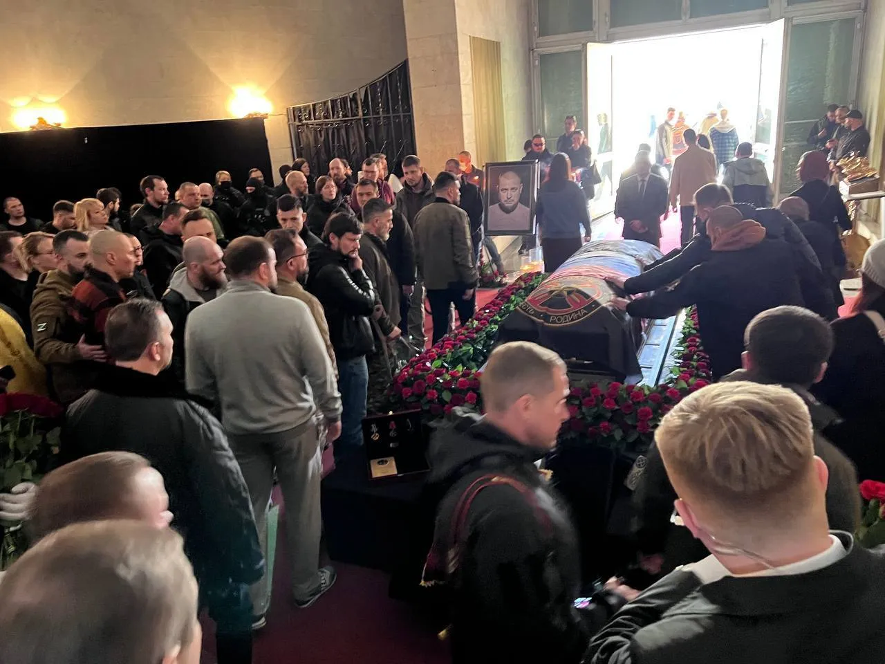 Ліквідованого Татарського ховали у закритій труні: у мережі помітили цікаву деталь. Фото і відео