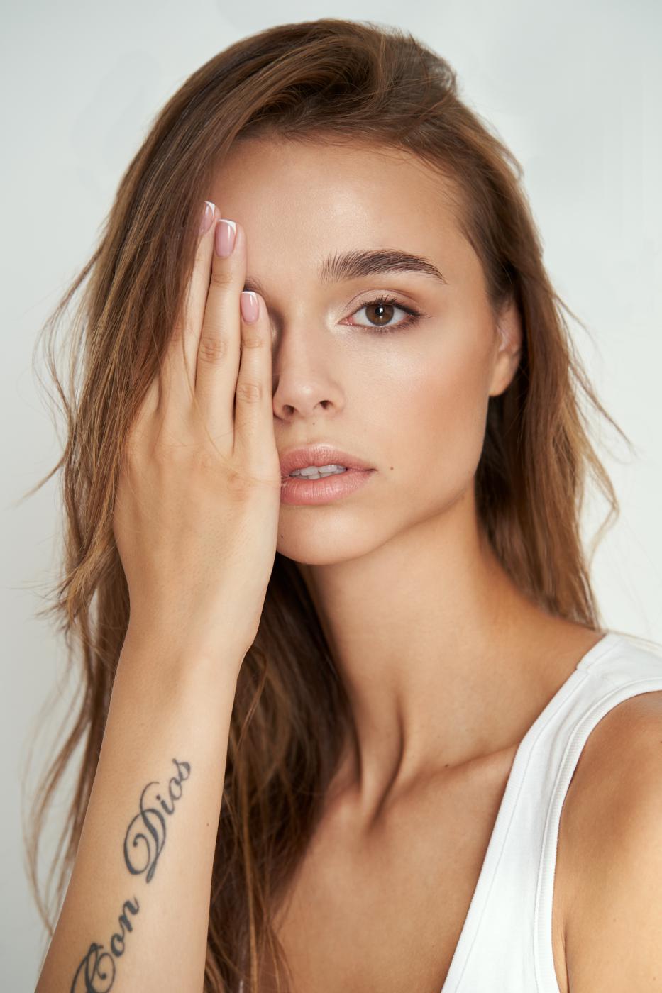 Героиня вирусного видео из-под Лавры увлекла сеть своей внешностью. Фото