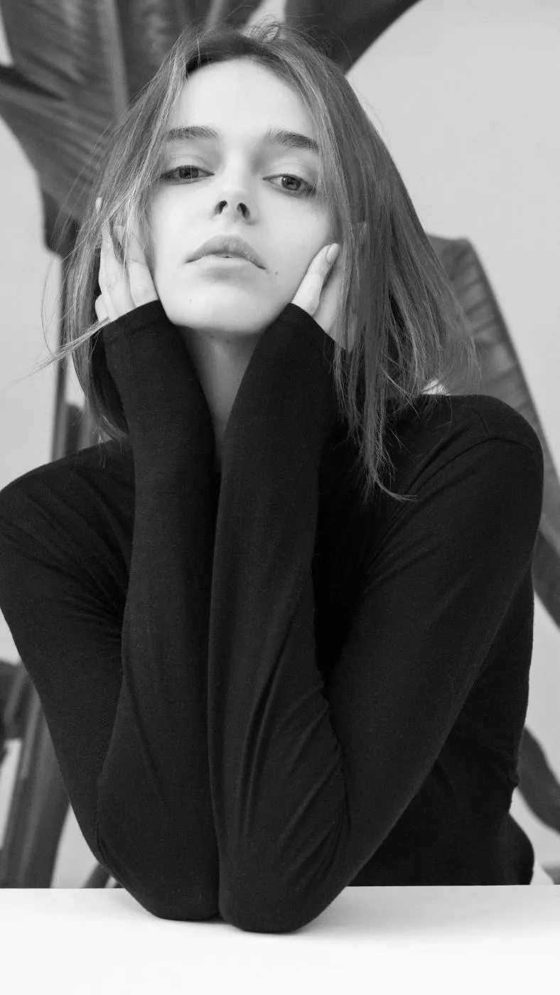 Героиня вирусного видео из-под Лавры увлекла сеть своей внешностью. Фото