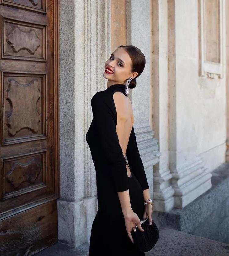 Героиня вирусного видео из-под Лавры увлекла сеть своей внешностью. Фото