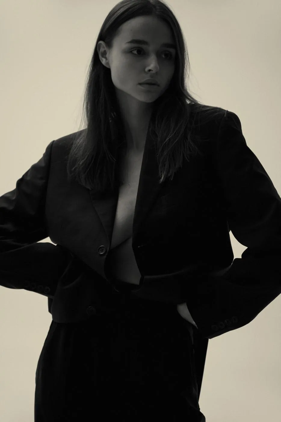 Героиня вирусного видео из-под Лавры увлекла сеть своей внешностью. Фото