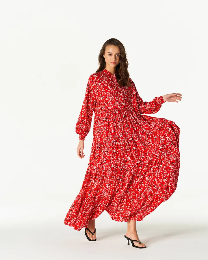 Героиня вирусного видео из-под Лавры увлекла сеть своей внешностью. Фото