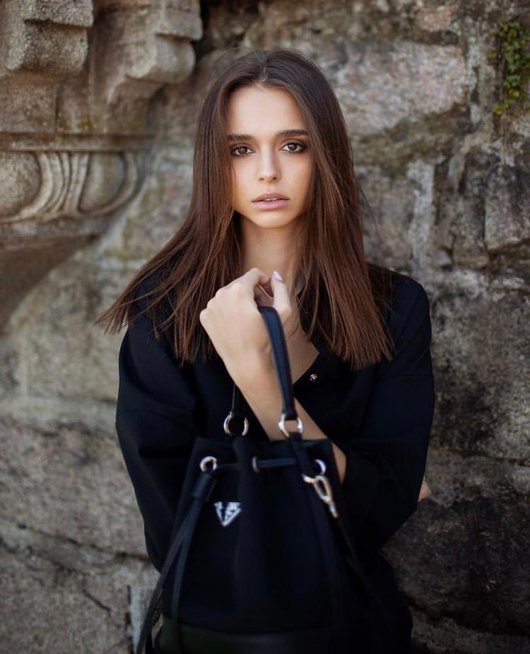 Героиня вирусного видео из-под Лавры увлекла сеть своей внешностью. Фото