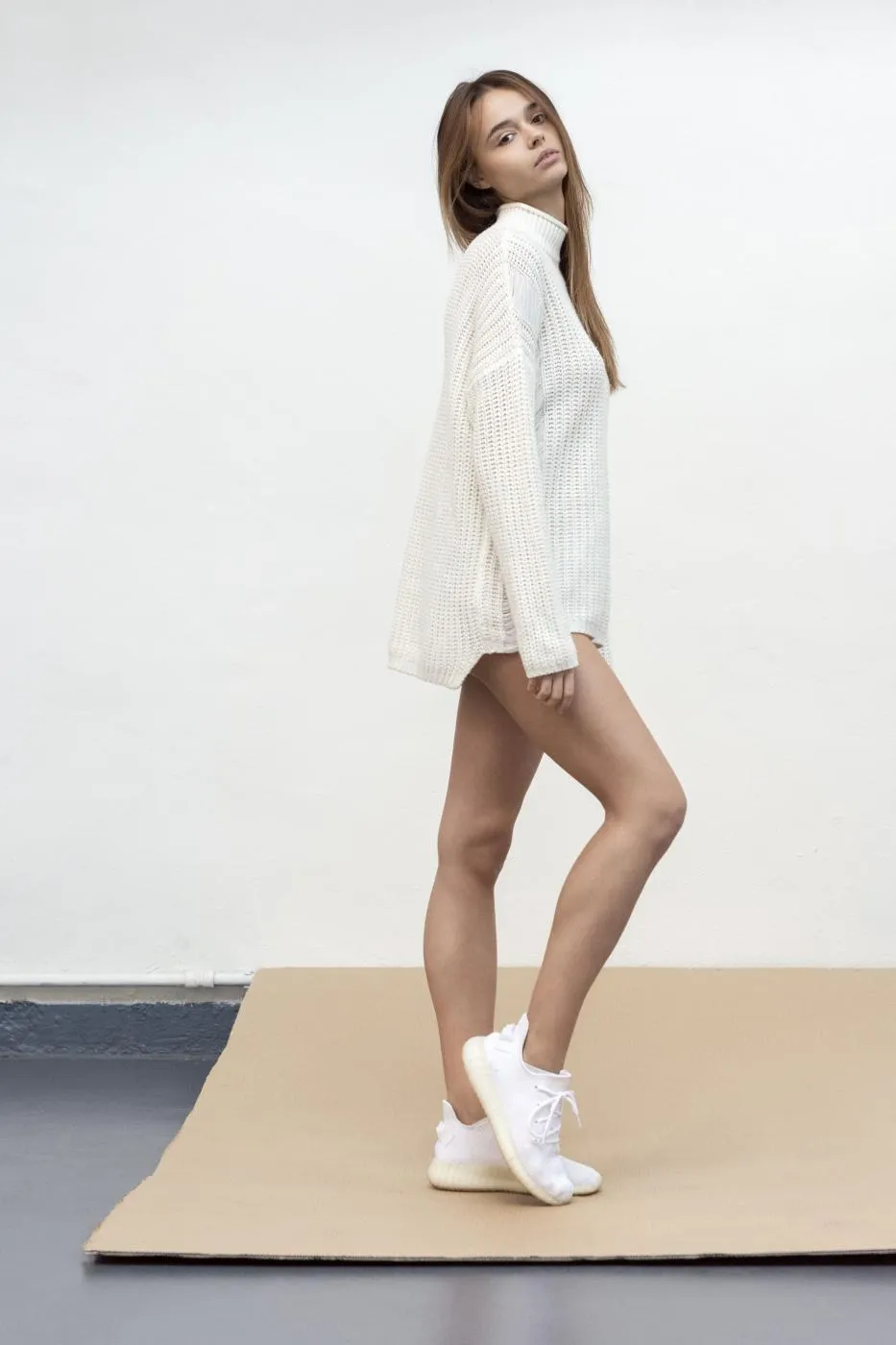 Героиня вирусного видео из-под Лавры увлекла сеть своей внешностью. Фото