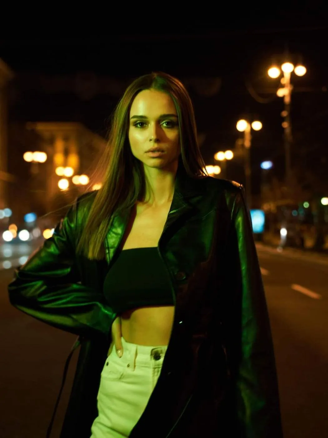 Героиня вирусного видео из-под Лавры увлекла сеть своей внешностью. Фото