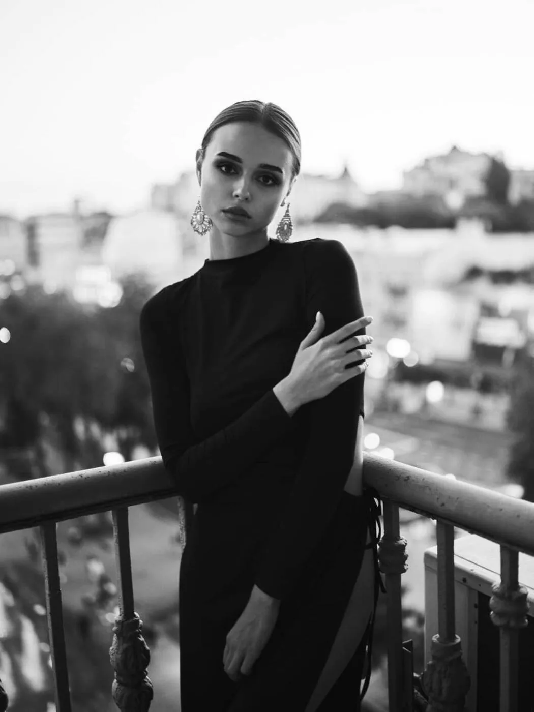 Героиня вирусного видео из-под Лавры увлекла сеть своей внешностью. Фото